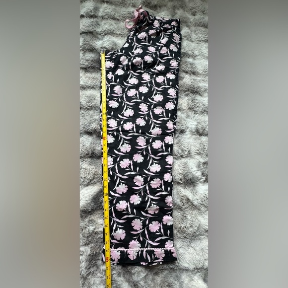 Victoria's Secret Pajamas Women's Small 2 Piece Sparkly Carnations on black - Picture 7 of 15